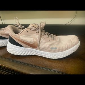 Nike Running Revolution 2.0 rose gold